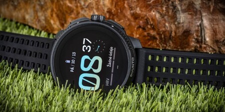 Suunto Race értékelés – Egy versenyző a koronával a megfelelő helyen